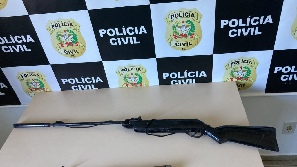 Homem é preso após polícia encontrar munições de armas de fogo na mochila da filha de 5 anos