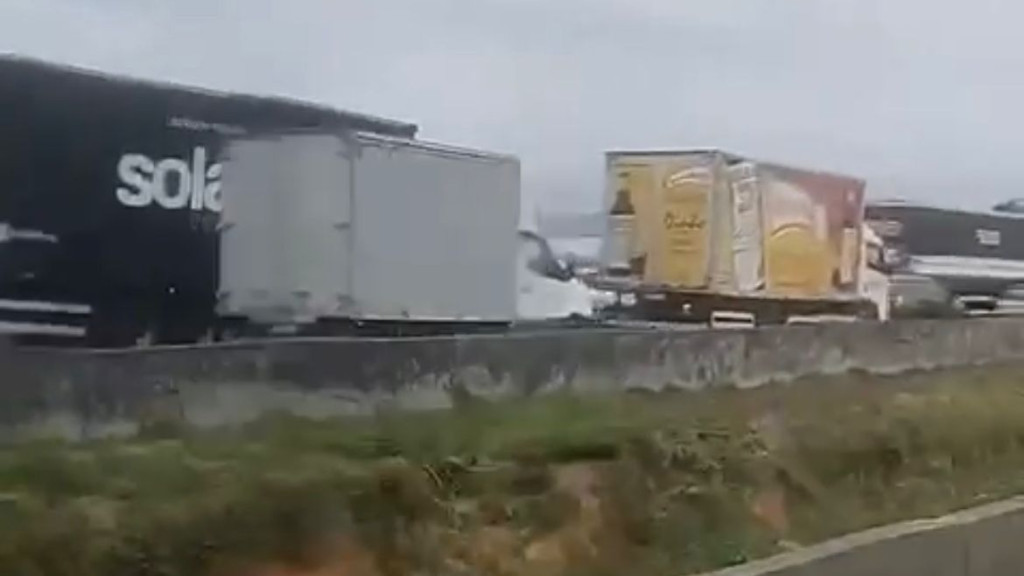 Transtorno na BR-101: Tombamento de caminhão de laranja afeta tráfego em Porto Belo