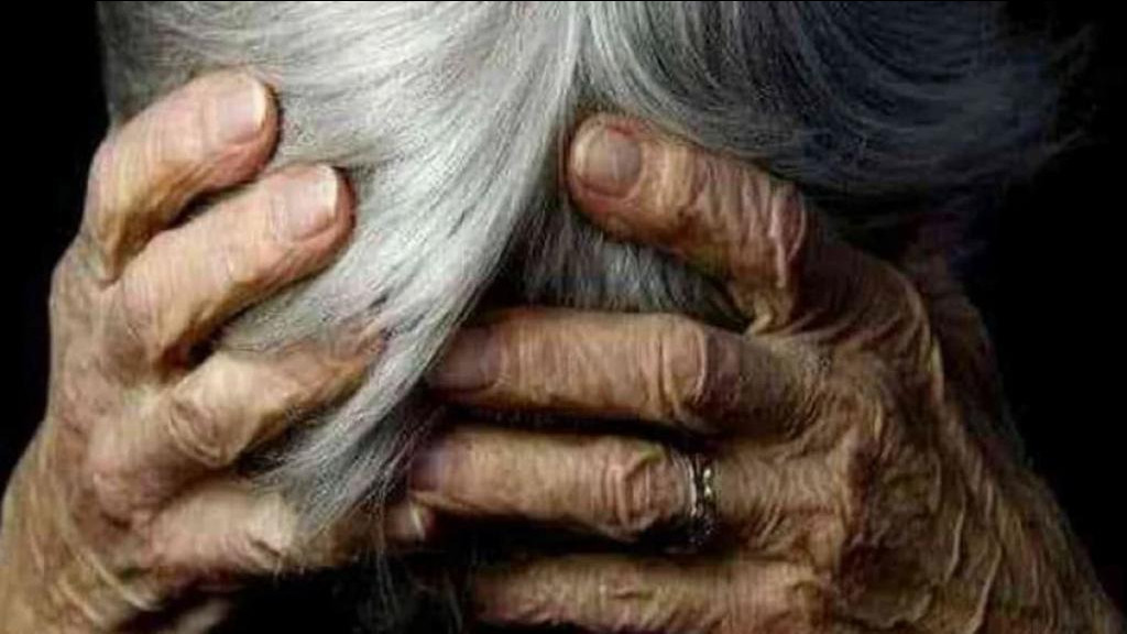 Idosa de 73 anos apanha do próprio filho e tem rosto fraturado