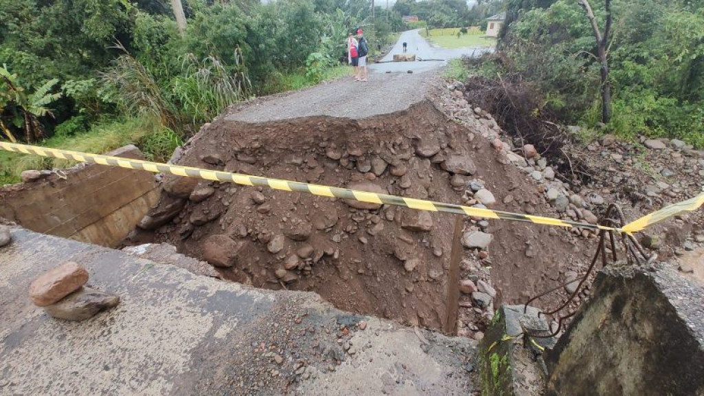 Fortes chuvas rompem ponte e deixa comunidades ilhadas no Sul catarinense