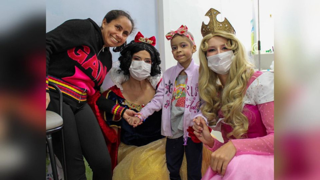 Menina de seis anos com leucemia recebe alta após 121 dias de internação em hospital de SC