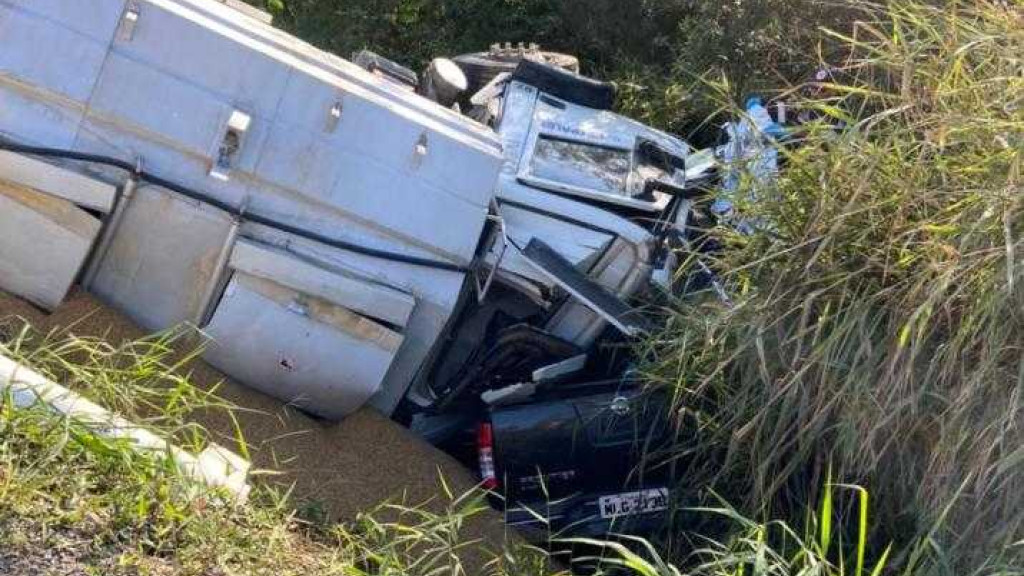 Homem morre após caminhão carregado de ração tombar em cima de seu veículo em SC