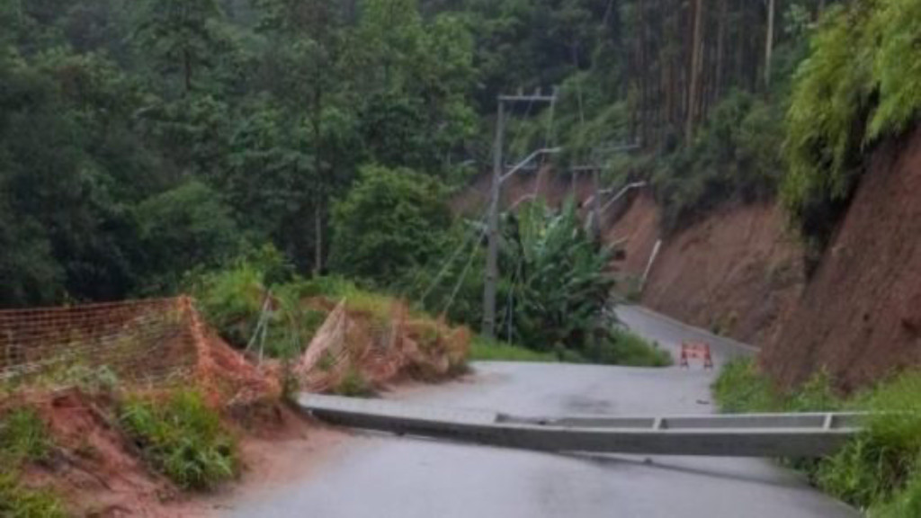 Caos no trânsito: Queda de poste e acidente paralisam Grande Florianópolis