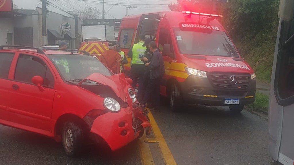 Acidente entre carro e ônibus em Blumenau deixa idoso de 96 anos ferido