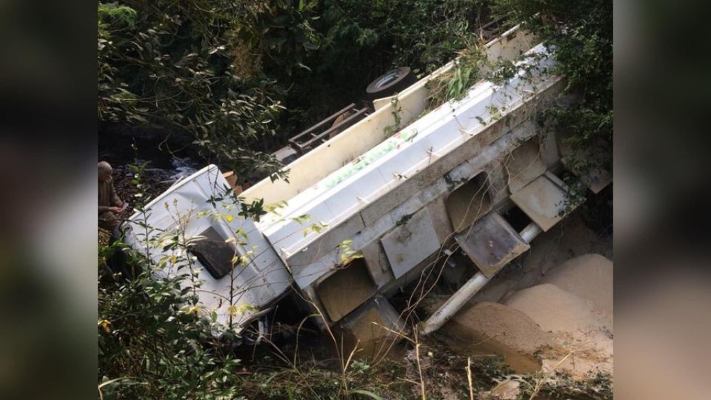 Caminhão cai de altura de 15 metros em acidente e trabalhador sobrevive em SC