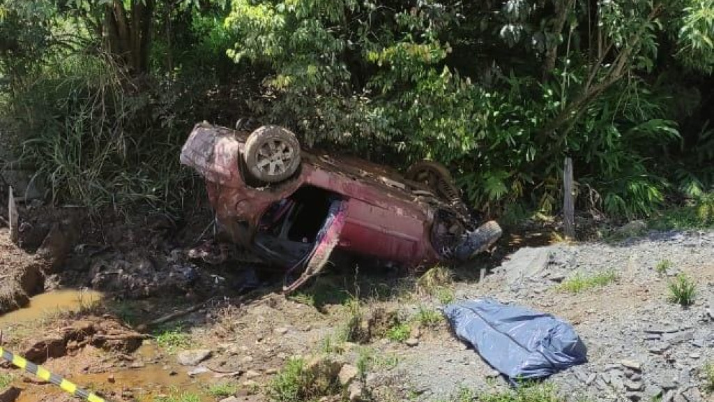 Motorista morre e mulher fica gravemente ferida após capotamento de veículo na SC-281