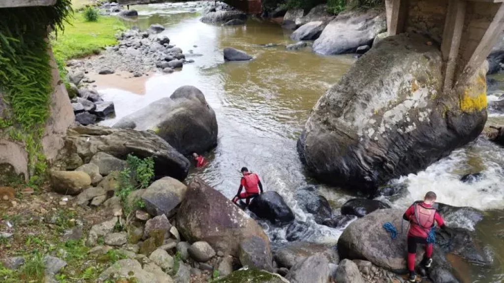 Menino de 9 anos desaparece após ser arrastado por correnteza de rio em SC