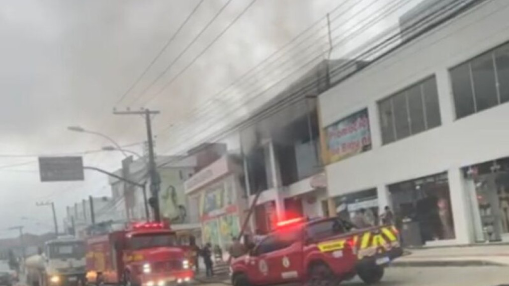 Incêndio de grandes proporções atinge loja de vestuário no centro de Ilhota