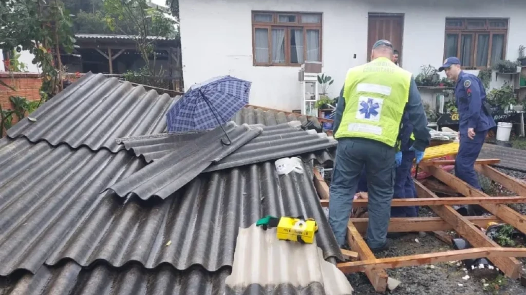 Garagem de residência desaba e atinge idosa