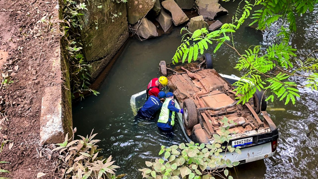 MILAGRE: Motorista sofre acidente e passa quase um dia em carro submerso dentro de rio