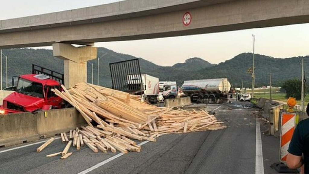 Trânsito caótico em Biguaçu após acidente bloquear as pistas da BR-101