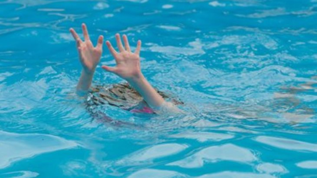 Menina de 3 anos morre após se afogar em piscina de vizinho