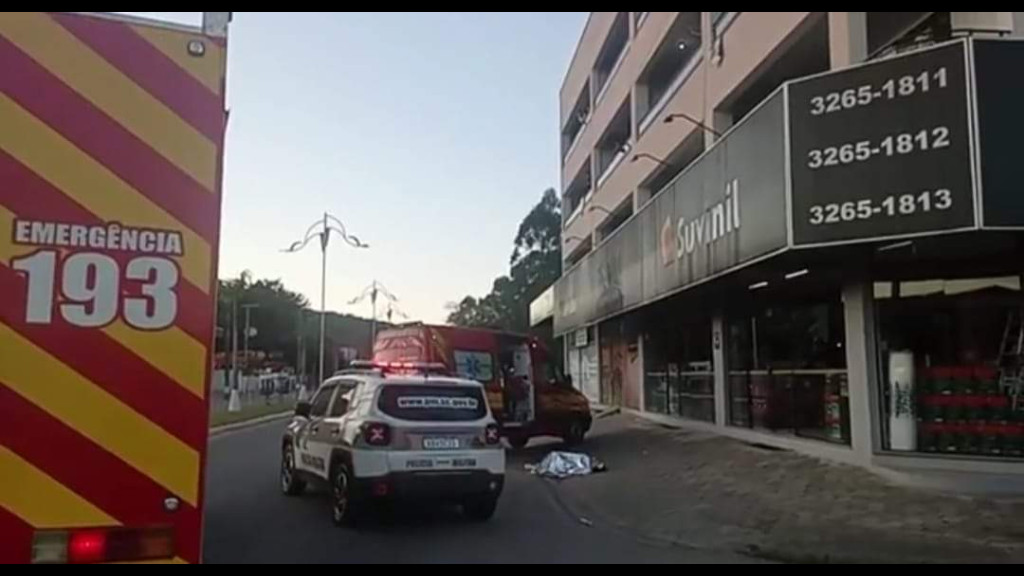 Homem morre após cair de sacada de prédio em São João Batista