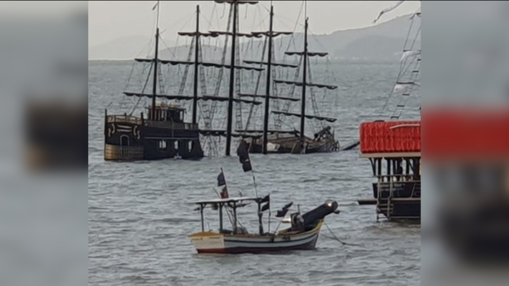 Embarcação turística de Bombinhas naufraga: “sem vítimas”
