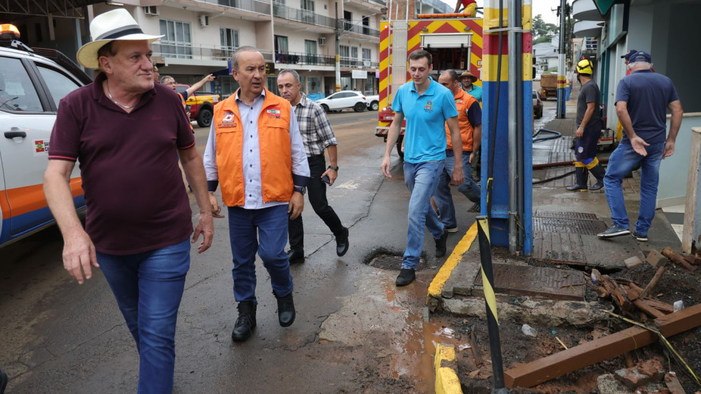 Governador avalia estragos causados pelas chuvas em SC