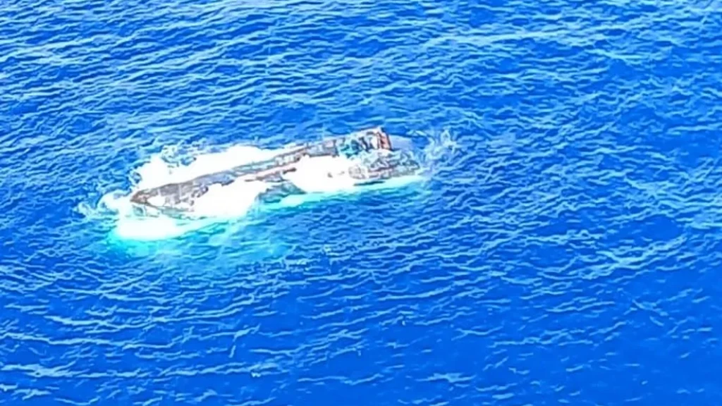 Barco Pesqueiro não naufragou, mas virou durante passagem de Ciclone em SC