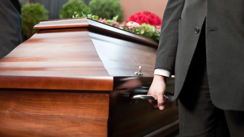 Hospital e funerária terão que indenizar família após troca de corpos em velório