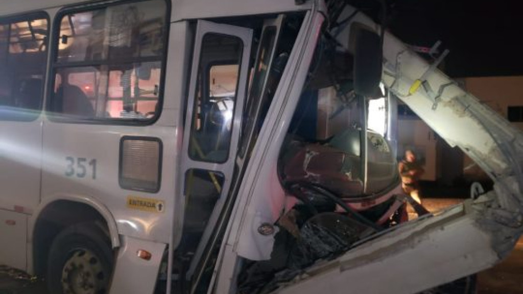 Motorista de ônibus fica preso às ferragens após colisão com poste