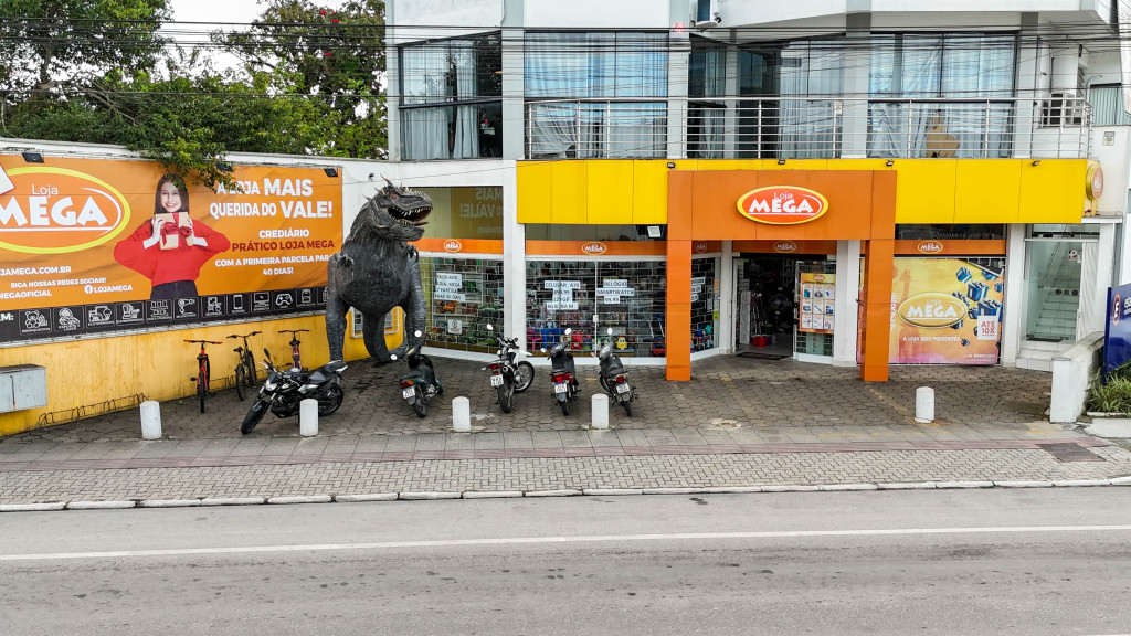 Mistério revelado: por que tem um dinossauro em frente a Loja Mega?