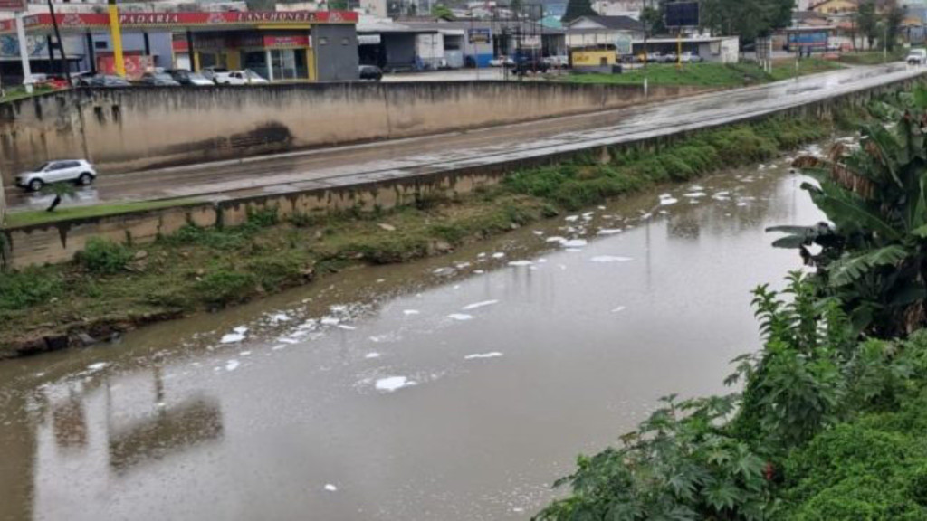 Descarte irregular de detergente pode ter causado manchas no rio Itajaí-Mirim