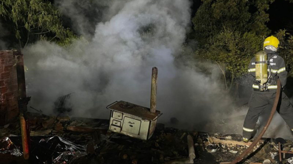 Filho tenta salvar, mas homem morre carbonizado em incêndio dentro de casa