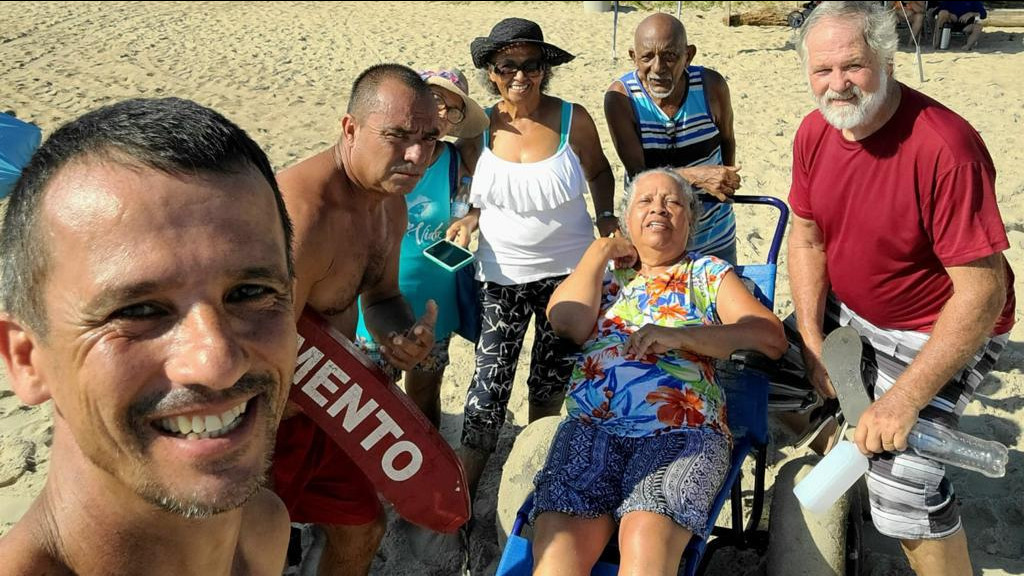 Mar de alegria: Professor transforma praia em palco de vida para idosos em Penha