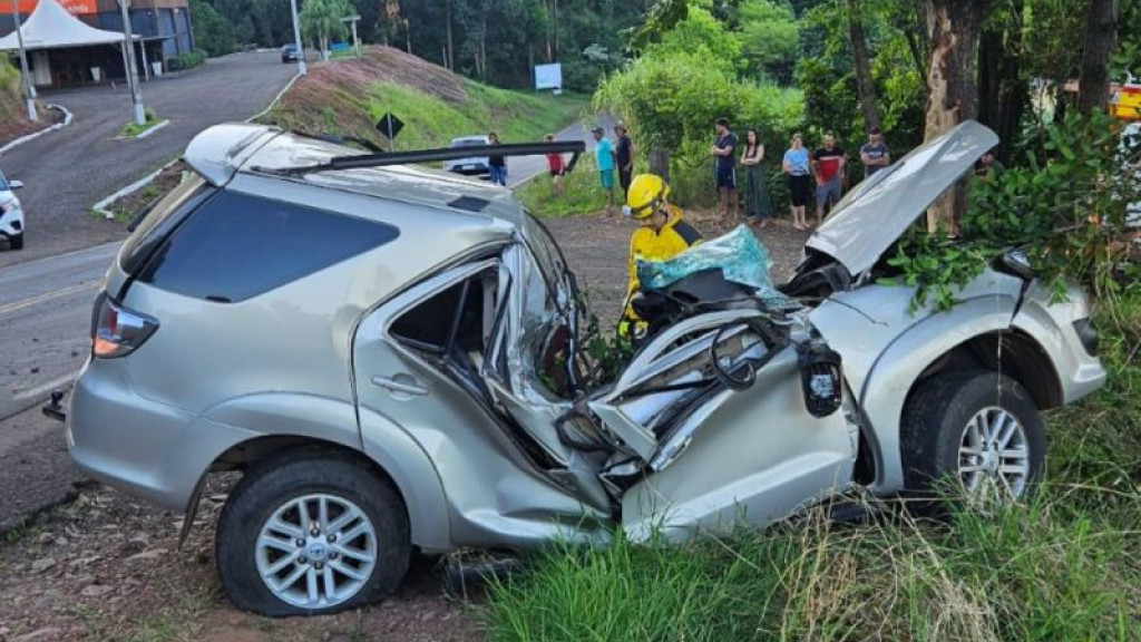 Carro parte ao meio em grave acidente e causa morte de motorista na SC-156