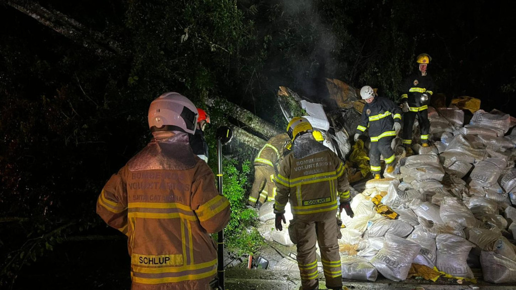 Motorista tem corpo queimado após caminhão pegar fogo em acidente no Alto Vale do Itajaí