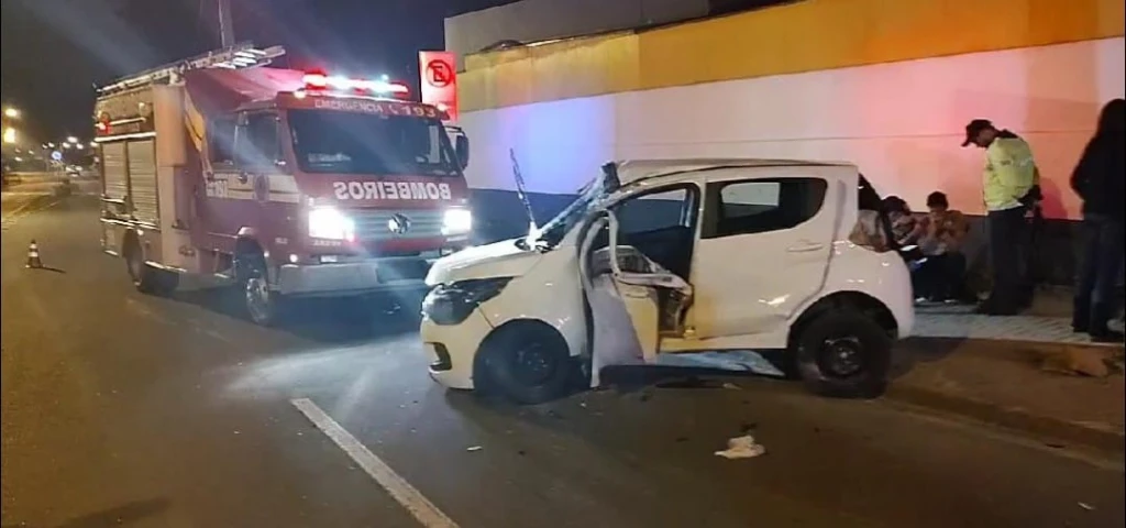 Motorista de 24 anos morre após bater carro em poste