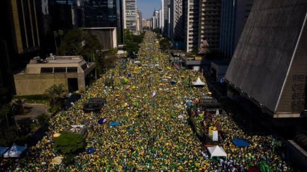 Imagens aéreas impressionantes mostram multidão ‘incontável’ na Avenida Paulista