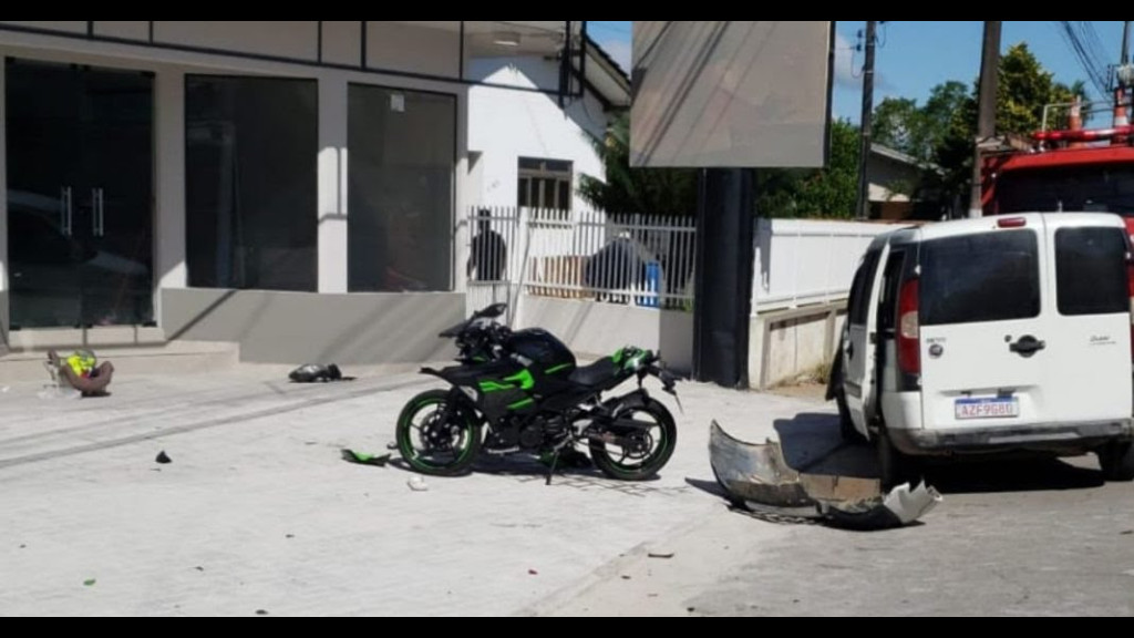 Motociclista é lançado a 10 metros de distância após colidir em veículo
