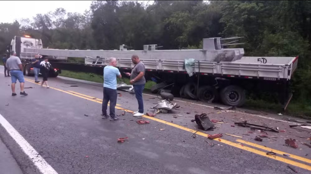 Acidente entre caminhões bloqueia BR-282 na Grande Florianópolis