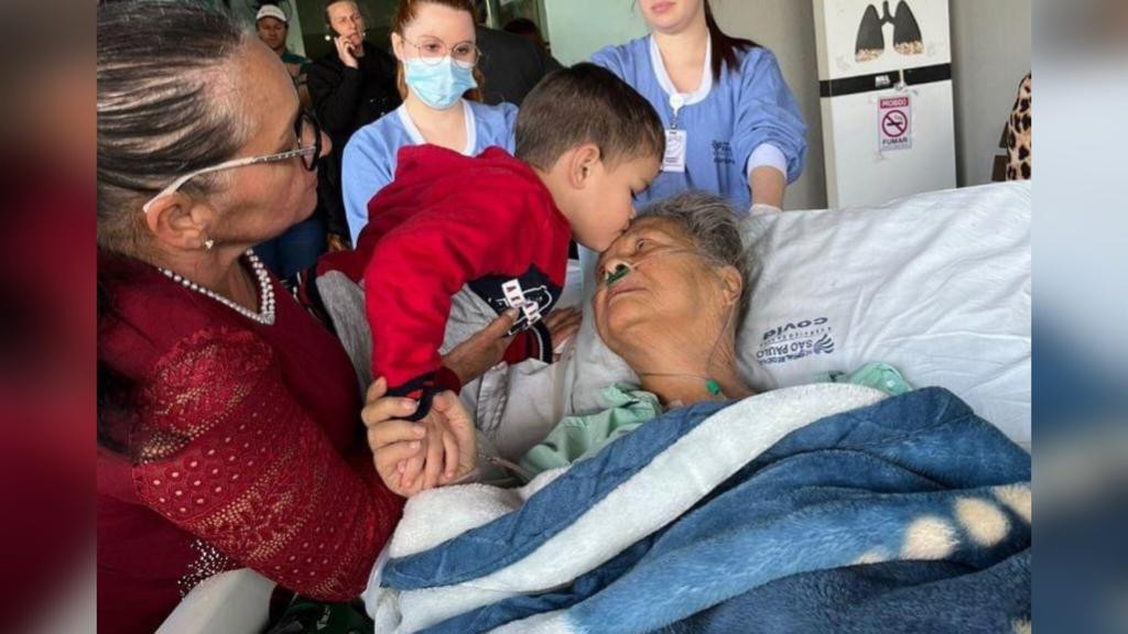 Idosa internada há mais de um mês recebe visita de familiares e amigos em hospital de SC