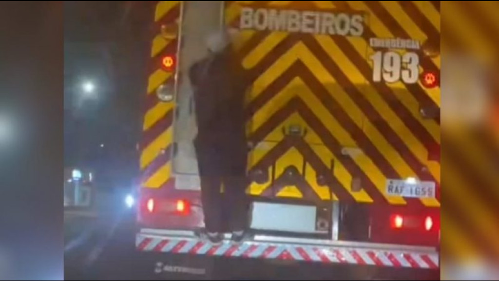 VÍDEO: Homem é flagrado 'pegando carona' em caminhão dos bombeiros em SC