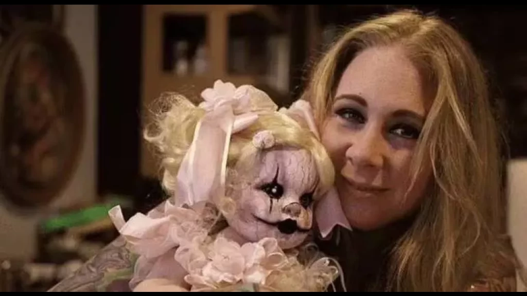 Mulher é investigada por usar crânios humanos para a confecção de bonecas