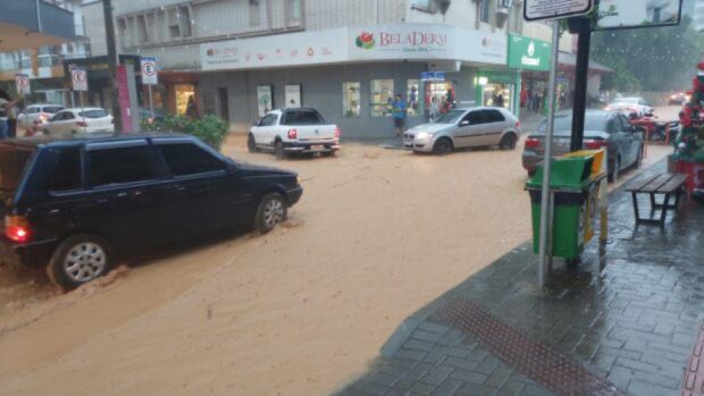 Chuva intensa provoca alagamentos e queda de energia em Criciúma