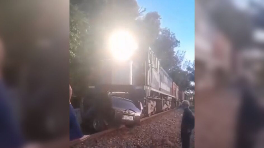 Vídeo - Carro é arrastado por trem após parar sobre trilho em SC