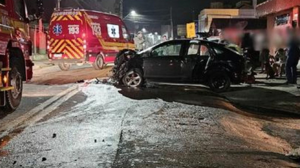 Carro bate em muro de residência e deixa feridos em Brusque