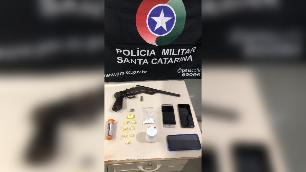 Operação em Tijucas prende dois homens por tráfico de drogas e posse de arma