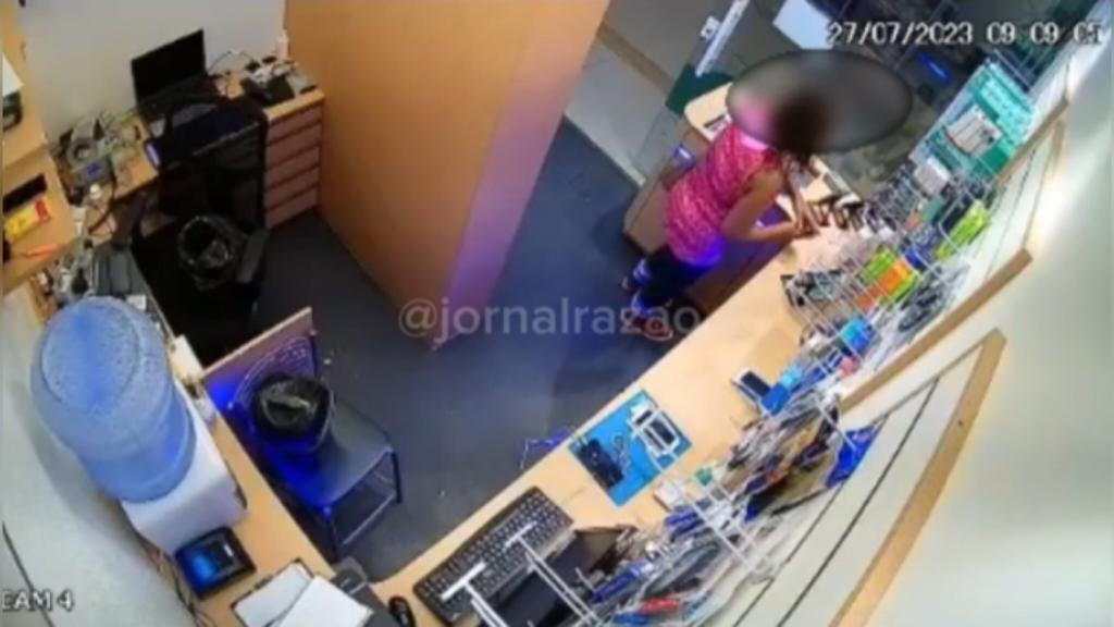 VÍDEO: Idosa furta celular em loja de Tijucas