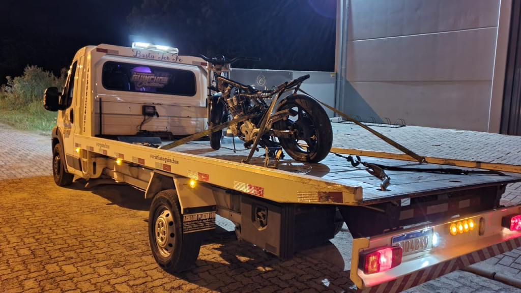 Motocicleta furtada é encontrada ‘depenada’ em matagal de Tijucas