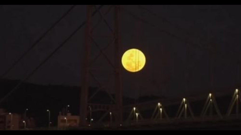 Superlua encanta Florianópolis com espetáculo celeste sobre a ponte Hercílio Luz