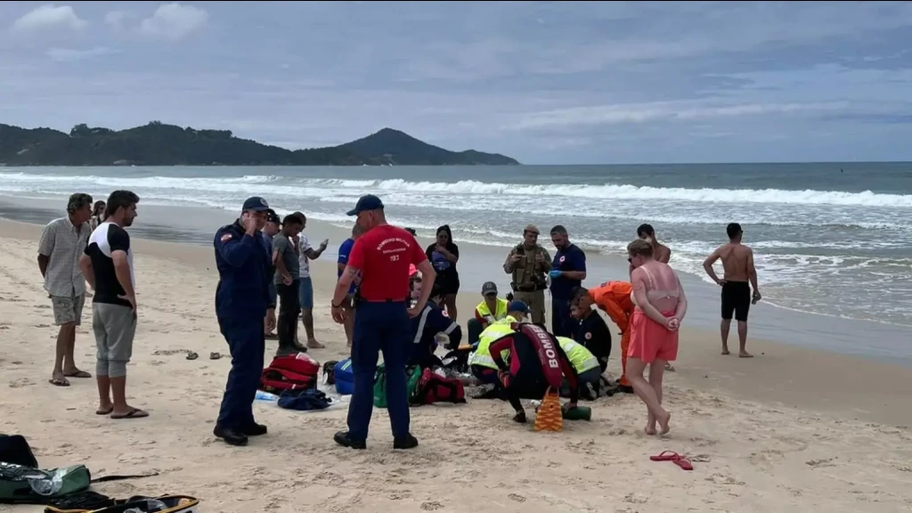 Tristeza: menino de 10 anos segue desaparecido no mar de Bombinhas após pai morrer afogado