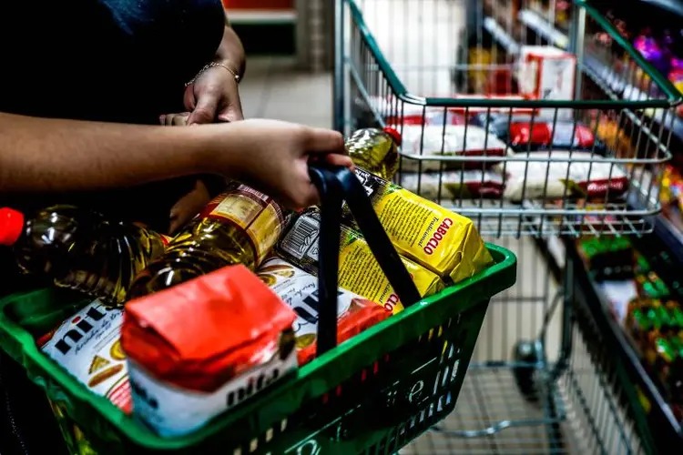 Supermercados exigem freio em preço de alimento em evento com Paulo Guedes