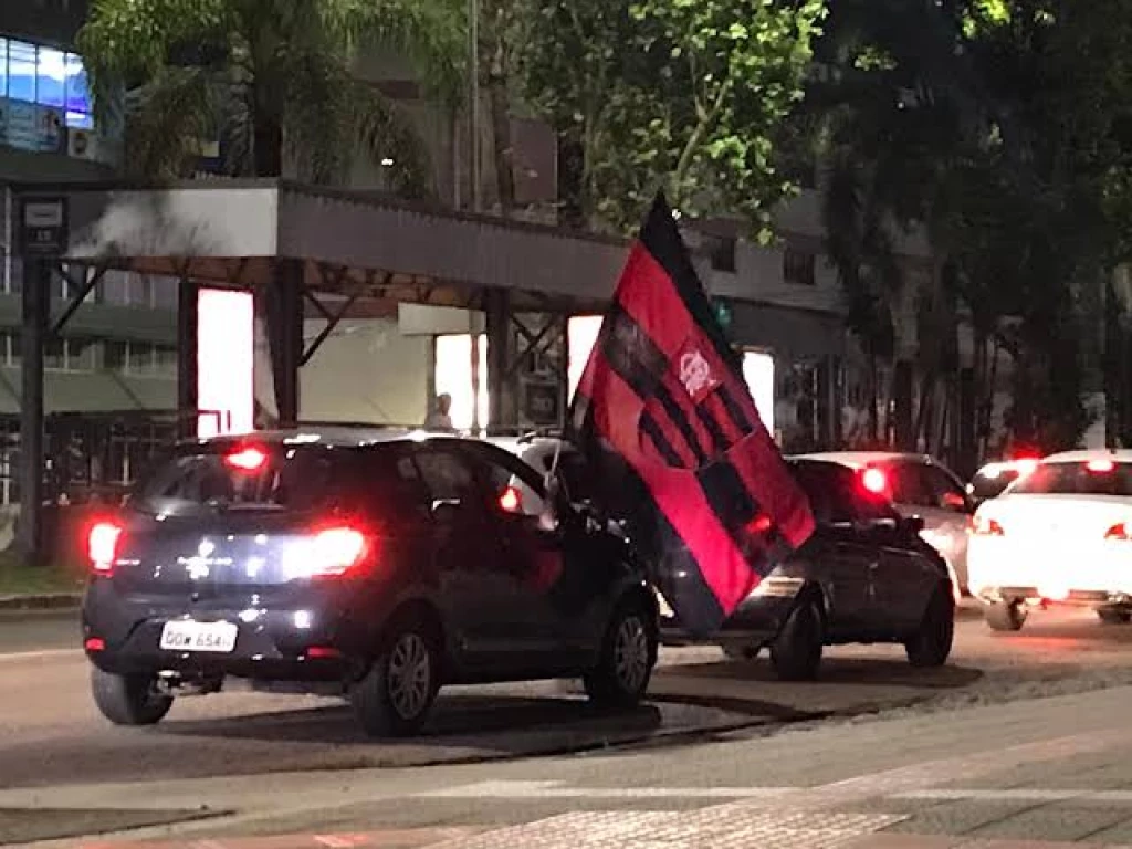 Moradora de Tijucas confunde carreata do Flamengo com apoiadores do Lula: “Tijucas tá pegando fogo”