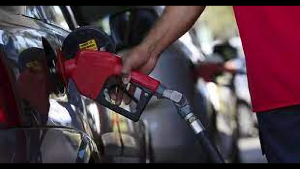 Gasolina sobe e preço médio passa de R$ 5 nos postos
