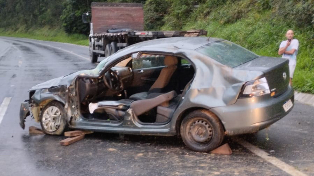 Mulher de 39 anos fica presa em ferragens após capotamento na BR-470, em Navegantes