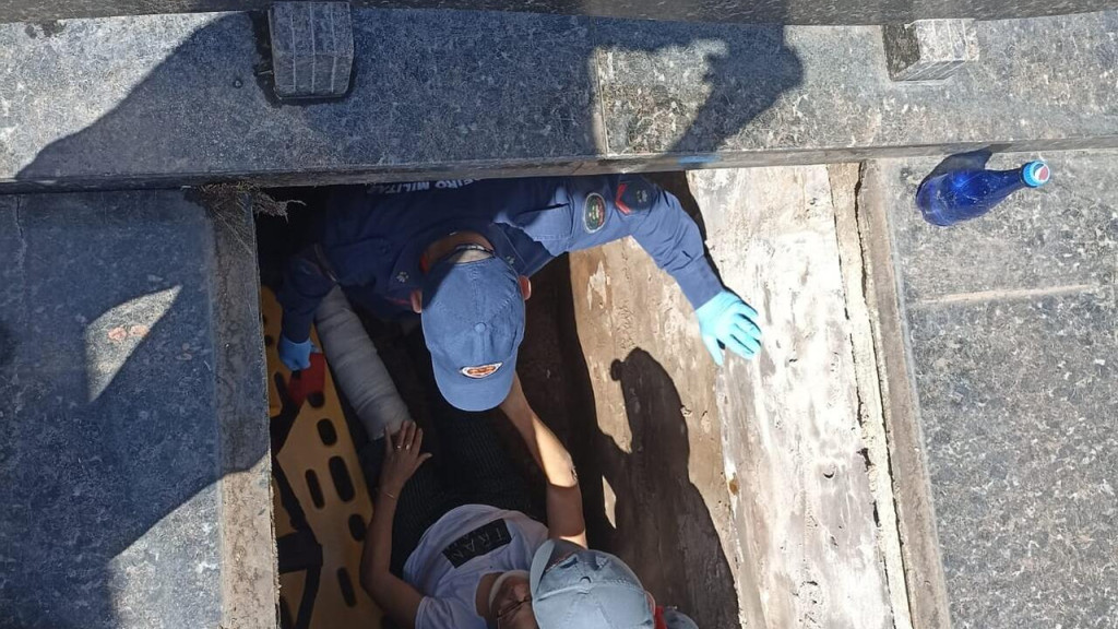 Túmulo cede durante visita a cemitério e idosa cai dentro da cova
