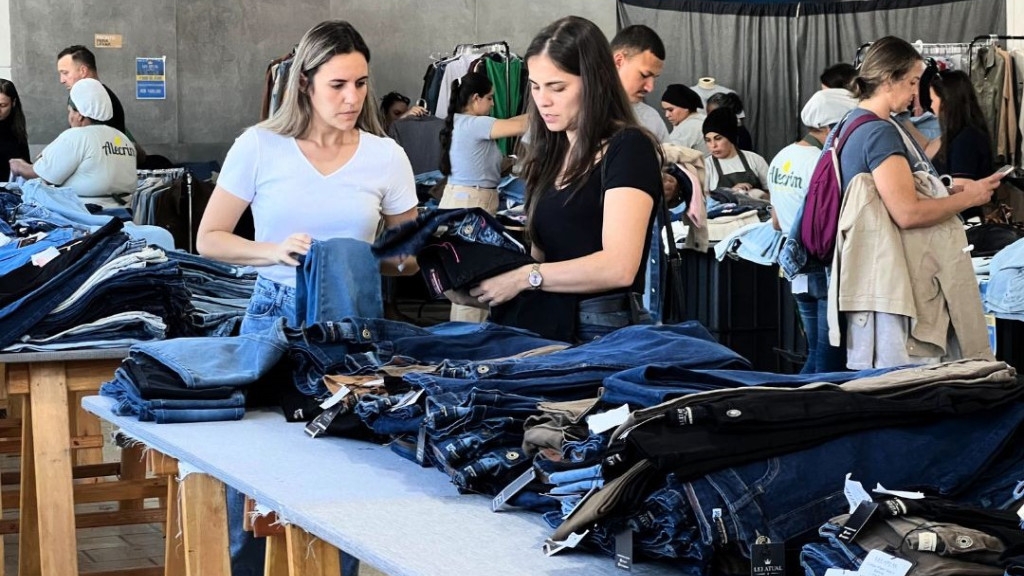 Com peças a partir de R$25, Mega Feirão do Jeans da lei atual vira 'febre' em Tijucas