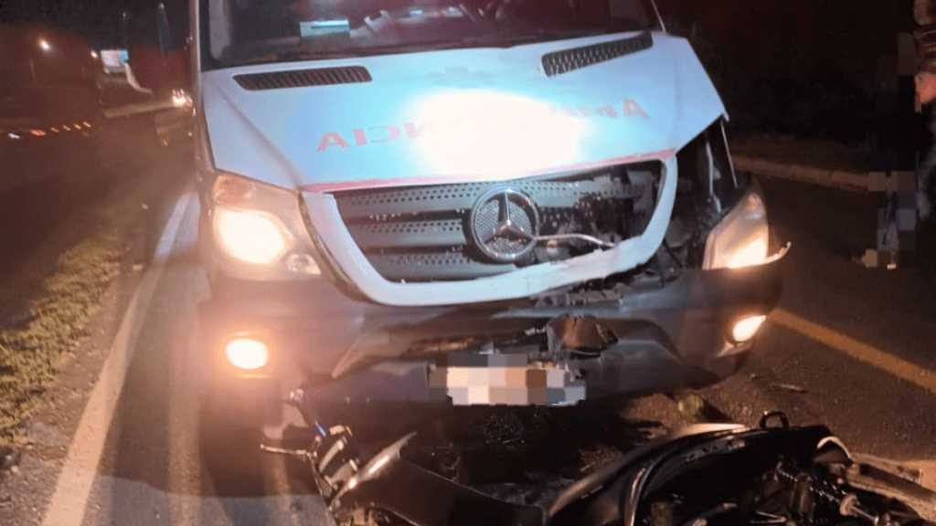 Ambulância colide com motociclista e é guinchada por licenciamento atrasado em BC